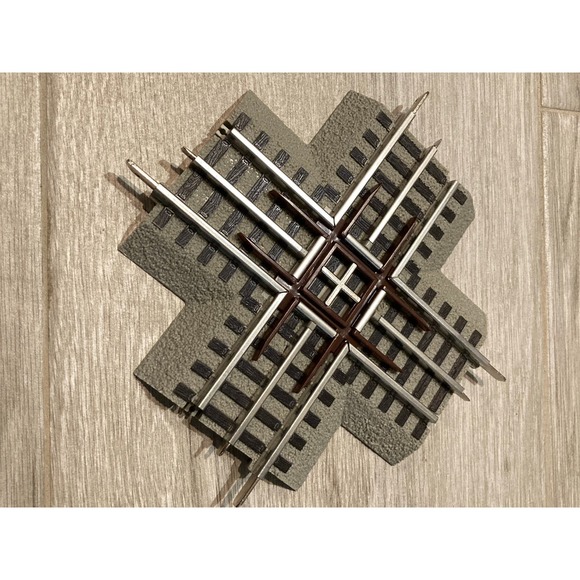 Lionel 6-12019 O-gauge/O-27 FasTrack 90-degree Crossing Track Section - Picture 3 of 10